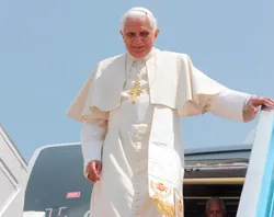 Benedicto XVI llega a Reino Unido y pide conservar raíces cristianas ante secularismo