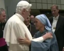 El Papa Benedicto XVI abraza a la hermana Veru00f3nica Berzosa