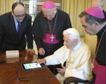 El Papa tuitea por primera vez (foto Reuters)