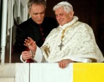 Benedicto XVI y su secretario personal en el balcu00f3n de la Nunciatura en Lisboa agradeciendo a los ju00f3venes (foto ecclesia.pt)
