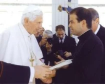 El Papa recibe del P. Ricardo Reyes su libro sobre liturgia