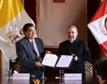 Vu00edctor Garcu00eda Toma, Ministro de Justicia de Peru00fa / Mons. Javier del Ru00edo Alba, Arzobispo de Arequipa
