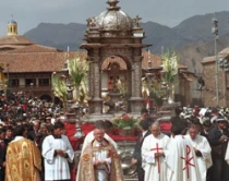 La procesiu00f3n eucaru00edstica de Corpus Christi en Cusco con Mons. Juan Antonio Ugarte