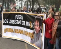 Los pro-vida en el plantu00f3n que pidiu00f3 destituciu00f3n de promotora del aborto, Susana Chu00e1vez (foto ACI Prensa)