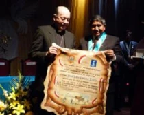 Cardenal Juan Luis Cipriani es condecorado en Huamanga