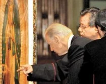 Biden observa la imagen de la Virgen de Guadalupe (foto Hu00e9ctor Tu00e9llez)