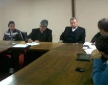 El P. Novoa, Mons. Juan Vicente Cu00f3rdoba y un grupo de ju00f3venes pro-vida en una reuniu00f3n en la sede de la CEC