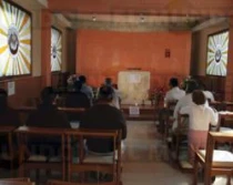 Asu00ed se ve ahora el altar de la capilla Monte Carmelo sin la Eucaristu00eda (foto Erick Cruz)