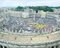 La multitud que se dio cita en la Plaza de San Pedro para respaldar al Papa Benedicto (foto L'Osservatore Romano)