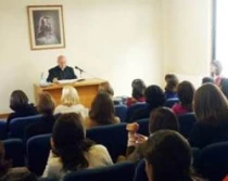 Mons. Ricardo Blu00e1zquez, hablando con consagradas del Regnum Christi en Chile (foto regnumchristi.org)