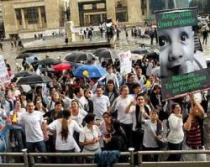 Activistas pro-vida en las afueras del Senado (foto Colprensa)