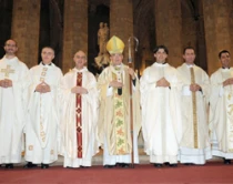 Cardenal Lluu00eds Martu00ednez Sistach y los nuevos sacerdotes (foto Arzobispado de Barcelona)
