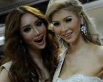 El transexual Jenna Talackova (derecha)