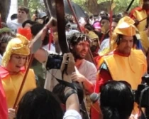 Eduardo Veru00e1stegui interpreta a Cristo en Via Crucis en Piura, Peru00fa