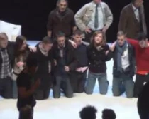 Los ju00f3venes que protestaron en la obra blasfema (fuente Youtube)