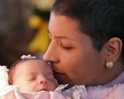 Madre posterga tratamiento de cáncer y salva a su bebé del aborto
