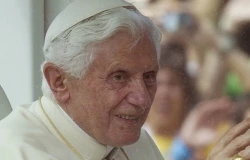 Cristo cura al hombre sordo y mudo interiormente para que escuche Dios, dice el Papa