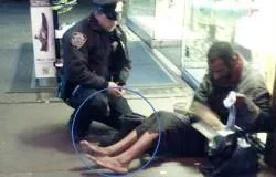 Policía de NY conmueve a miles en Facebook con acto de "buen samaritano"