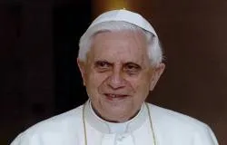 Benedicto XVI exhorta a ricos a abrirse a la solidaridad