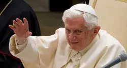 Benedicto XVI: La Ley de Dios encuentra su cumplimiento en el amor