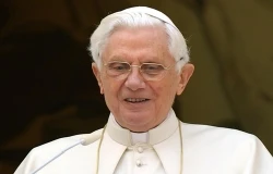 No hay oraciones inútiles y Dios responde a todas, explica el Papa