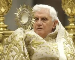 Eucaristía debe impregnar toda la vida cotidiana, dice Benedicto XVI