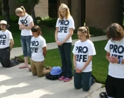 Un grupo de Crossroads reza ante una clínica abortista en EEUU (foto Christine Young/Intermountain Catholic)