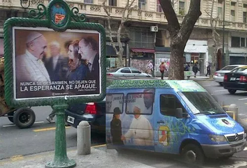 Partido de Kirchner manipula imagen del Papa Francisco en afiches electorales