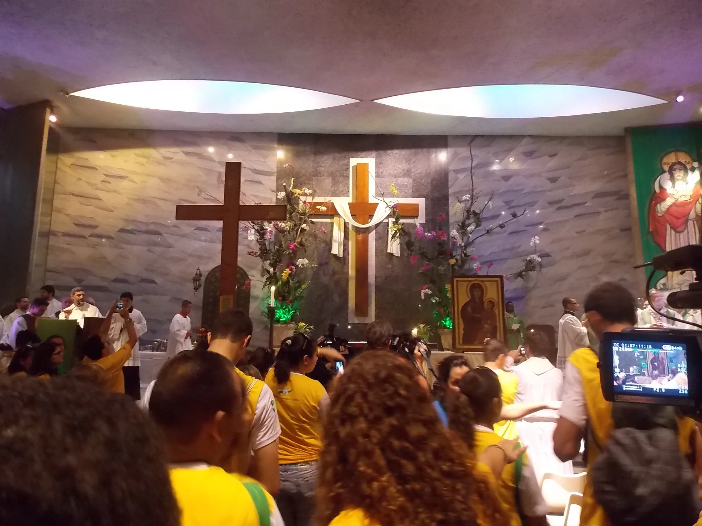 La Cruz y el icono de las JMJ en la Parroquia de la Resurrección en Río de Janeiro (foto ACI Prensa)