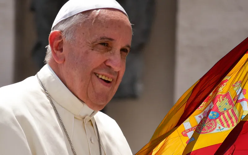 Papa Francisco. Foto: Daniel Ibáñez - ACI Prensa / Bandera: Gilad Rom (CC-BY-SA-3.0)