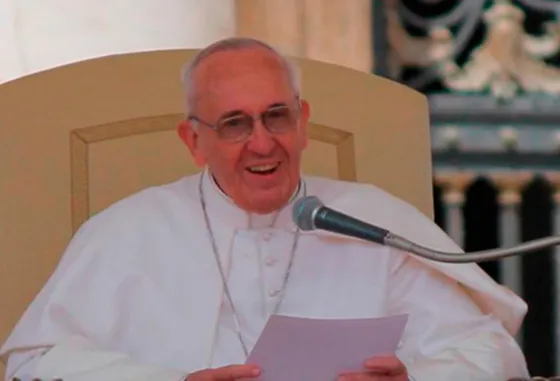 Defender la familia y la santidad del don divino de la vida, pide el Papa Francisco
