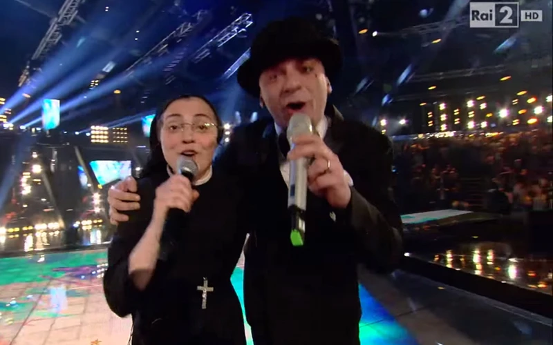Sor Cristina y J-Ax. Foto: Captura de YouTube / RAI 2