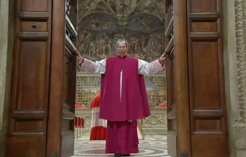 Mons. Guido Marini cierra las puertas de la Capilla Sixtina