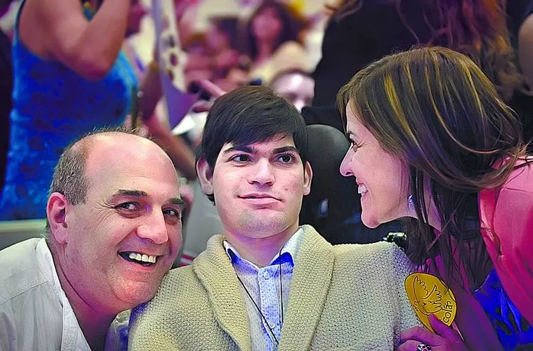 Nicolás junto a sus padres. Foto: Diario Clarín