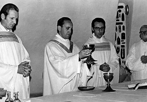 El Padre Jorge Mario Bergoglio celebrando Misa