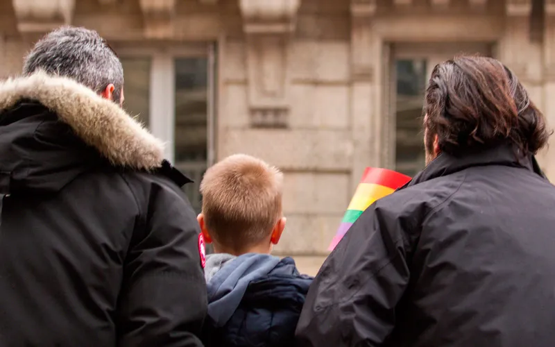 Revelan graves errores en estudio sobre “hijos más felices y sanos” en parejas gay