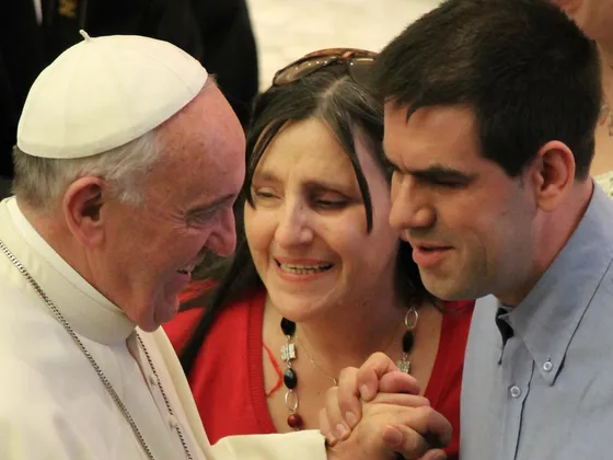 Papa Francisco en audiencia con ciegos y sordos en el Vaticano. Foto: ACI Prensa