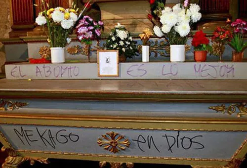 FOTOS: Abortistas asaltan y profanan Catedral de Santiago de Chile