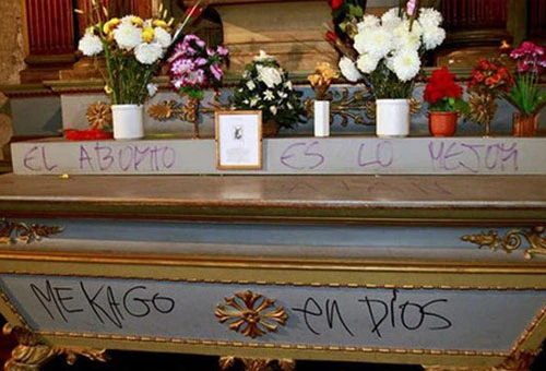 FOTOS: Abortistas asaltan y profanan Catedral de Santiago de Chile