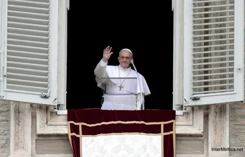 Papa Francisco pide a bautizados llevar luz de Dios y no ser solo cristianos “de nombre” 