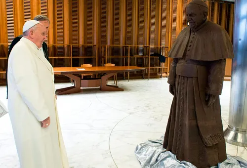 El Papa Francisco mira la figura de chocolate con su imagen (Foto ANSA)