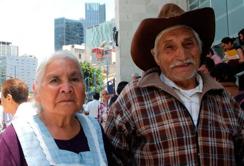 Adultos mayores ofrecen aporte invaluable a familia y sociedad, dicen Obispos de México