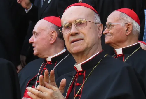 Cardenal Camarlengo y exSecretario de Estado, Tarcisio Bertone (foto ACI Prensa)