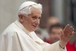 Benedicto XVI se despide de Cardenales: Prometo total obediencia al futuro Papa