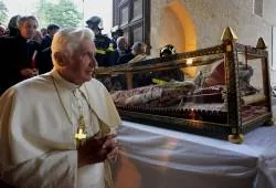 Papa Benedicto XVI visita reliquias de San Celestino V