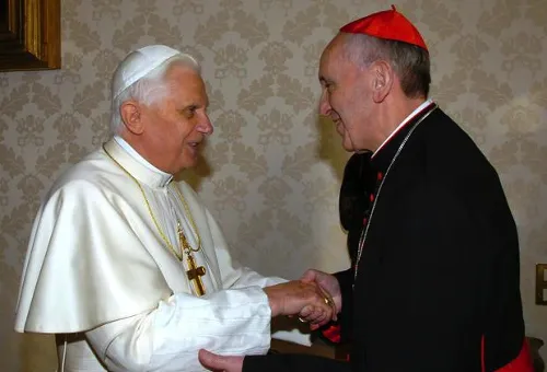 Benedicto XVI junto a actual Papa Francisco, cuando era Cardenal. Foto: News.va