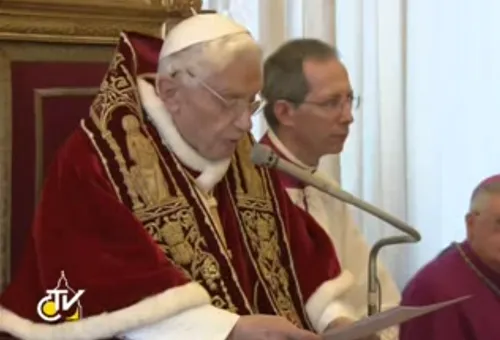 Papa Benedicto XVI al momento de anunciar su renuncia
