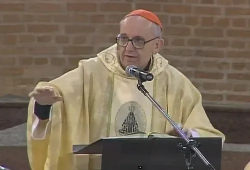 El entonces Cardenal Jorge Mario Bergoglio celebra una Misa durante la V Conferencia en Aparecida. Foto: Captura de YouTube