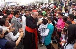 Cardenal Juan Luis Cipriani bendice a un niño en Manchay (foto Arzobispado de Lima)