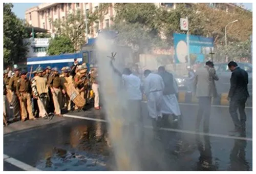 La policía lanza chorros de agua sucia a los cristianos que marchaban pacífica (Foto UCANews)
